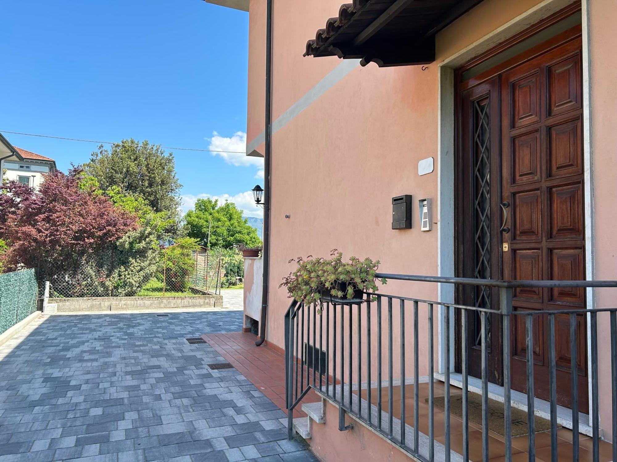 Апартаменты Albi'S House,Terrazza ,Wi-Fi, Parcheggio, Ac Лукка Экстерьер фото